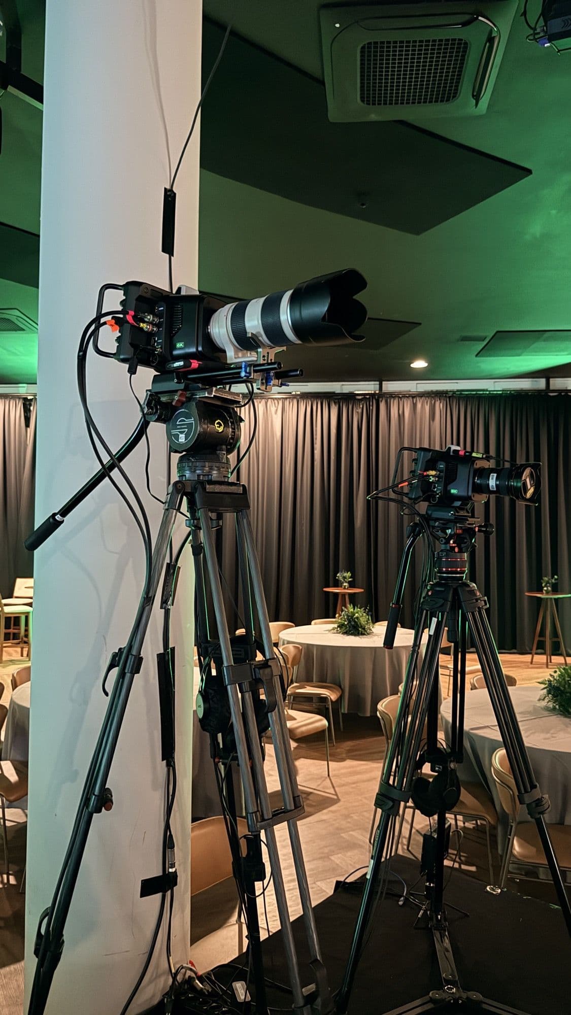 Câmeras de cinema em operação durante um evento